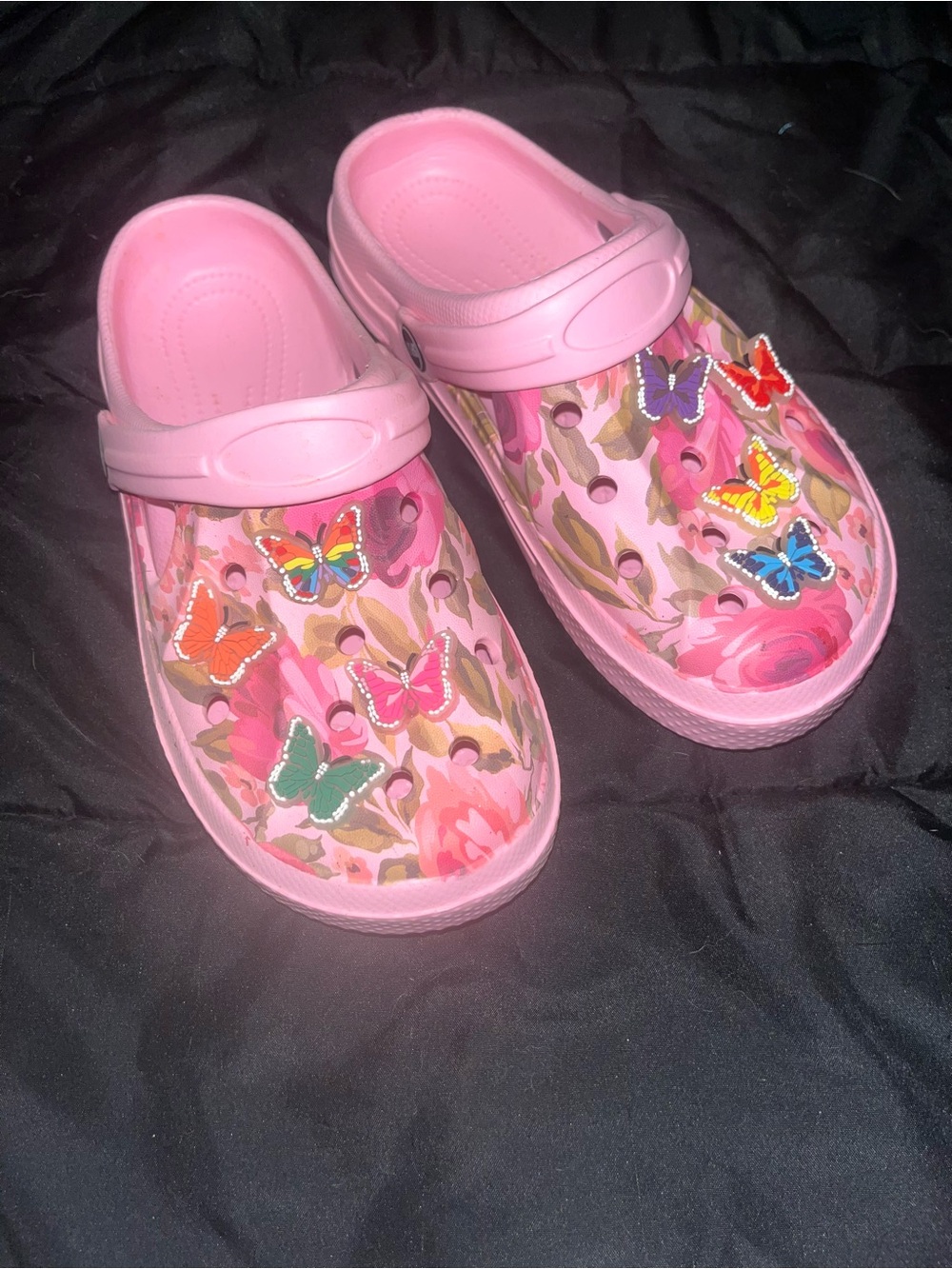 Women’s size 7 men’s 5 Pink Butterfly floral Garden Clogs
